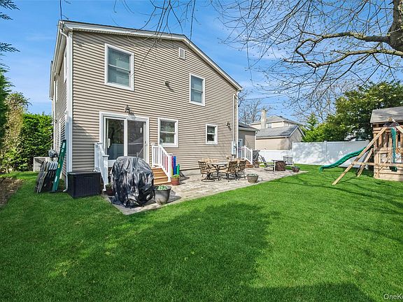 3rd image of 21 Crest Road E