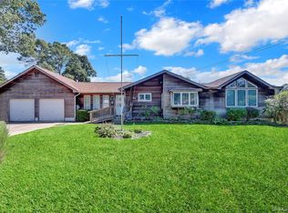 16 Flintlock Dr, Shirley, NY 11967