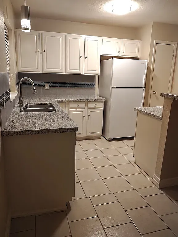 2 bed, 2.5 bath, 1123 sqft, $1,200 — Photo 2