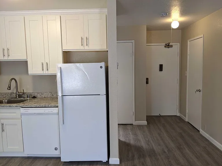 5533 Mission St #204 — Photo 4
