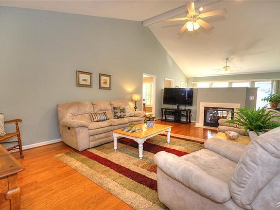 3rd image of 110 SE 18th St