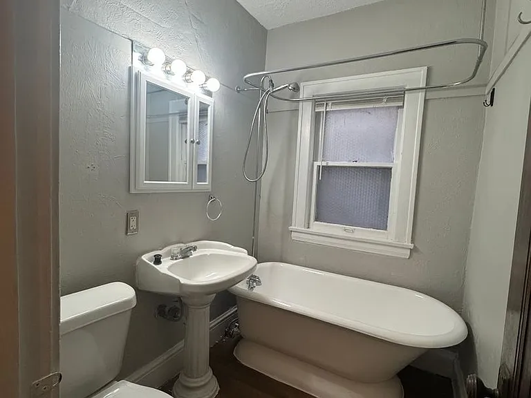 1365 Phelps Ave — Photo 7