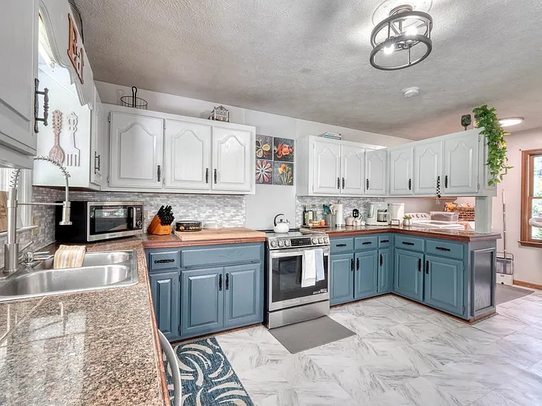 1085 Jones Creek Rd — Photo 17