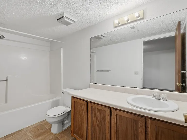 938 W Cleveland St #104 — Photo 16