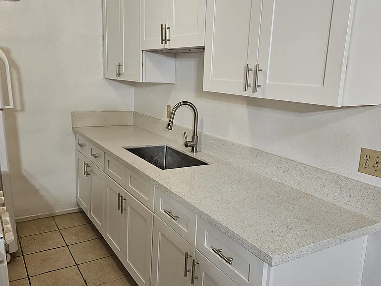 1042 W Pine St #B — Photo 5