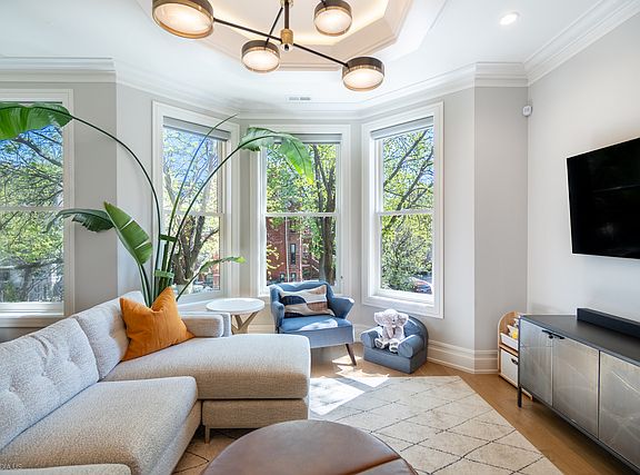 3rd image of 1526 N Leavitt St #2