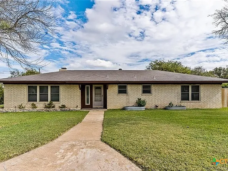 613 Cedar Dr — Photo 1