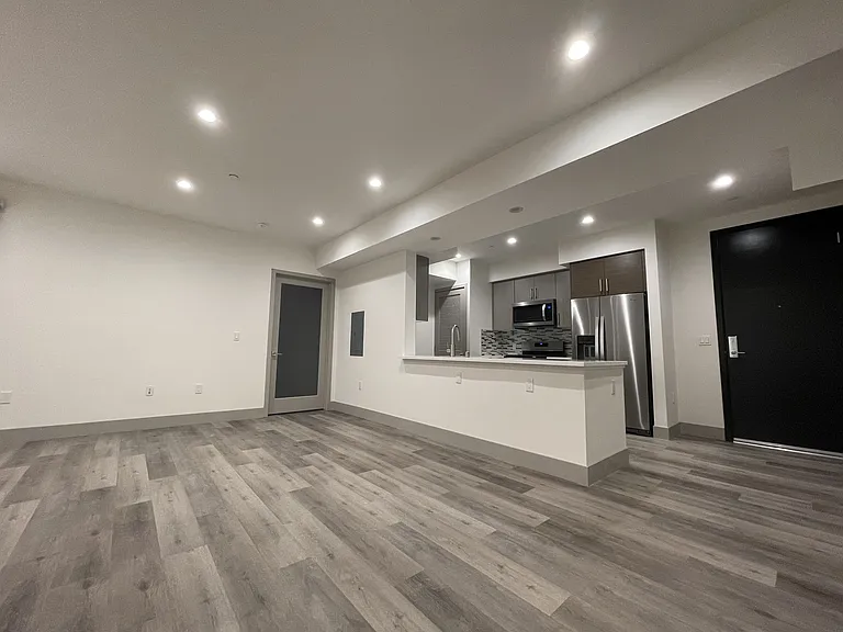 Lido Apartments - 4847 Oakwood — Photo 18