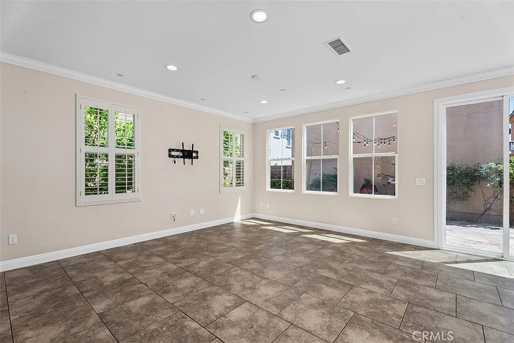 4 bed, 2.5 bath, 2059 sqft, $5,300 — Photo 4