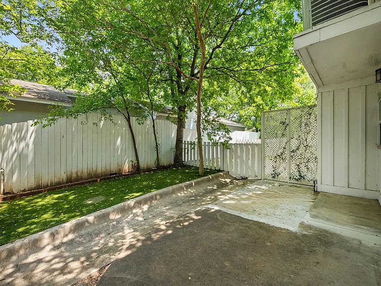 2401 Winsted Ln — Photo 20