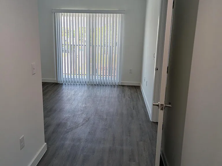 2202 N Tamarind Ave #303 — Photo 4