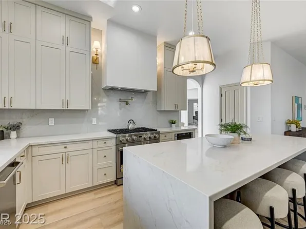 2105 Lookout Point Cir, Las Vegas, NV 89117
