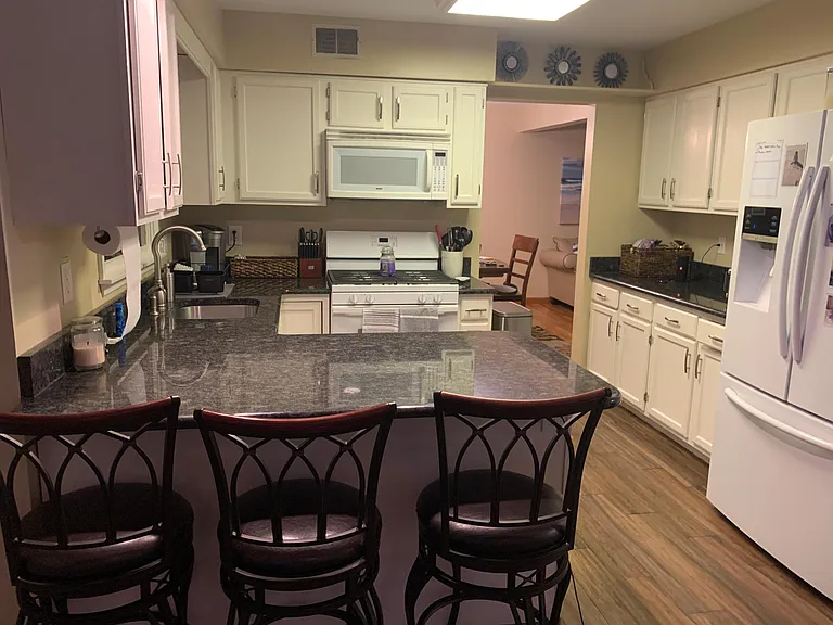 881 Linden Ave — Photo 2