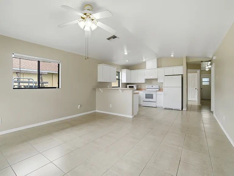 1712 SW Santa Barbara Pl #1712 — Photo 4
