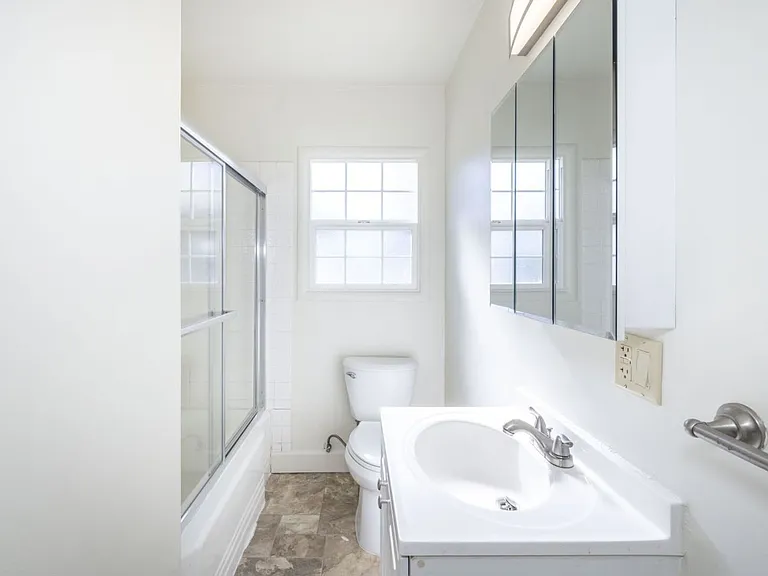 496-496A Chiquita — Photo 12