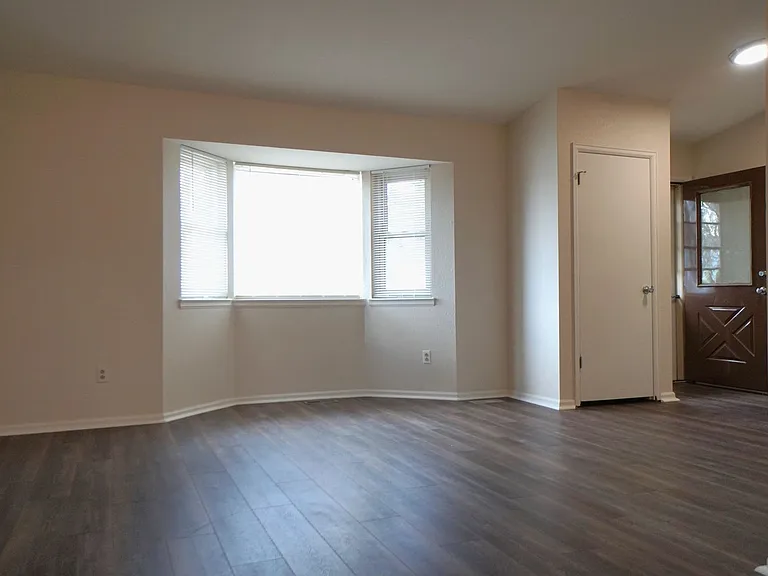 2205 Parliament Dr — Photo 4