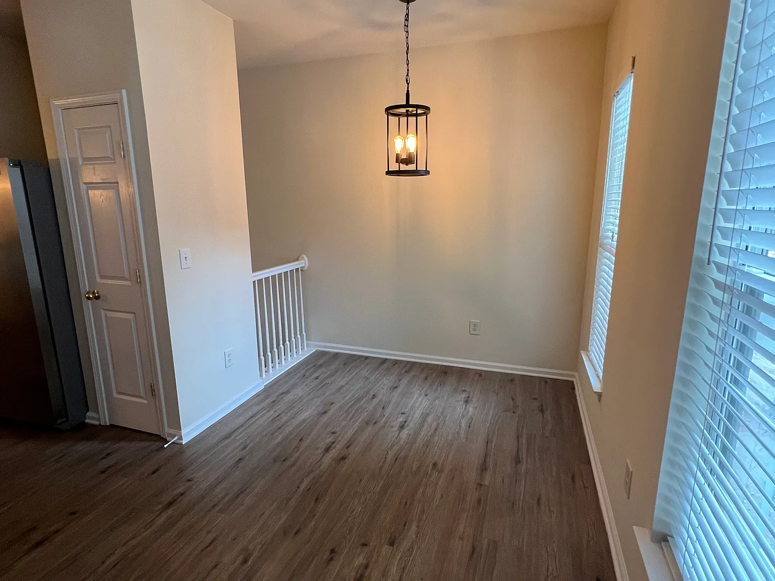 Large Gated 2BR/2.5 Three Level TH — Photo 3