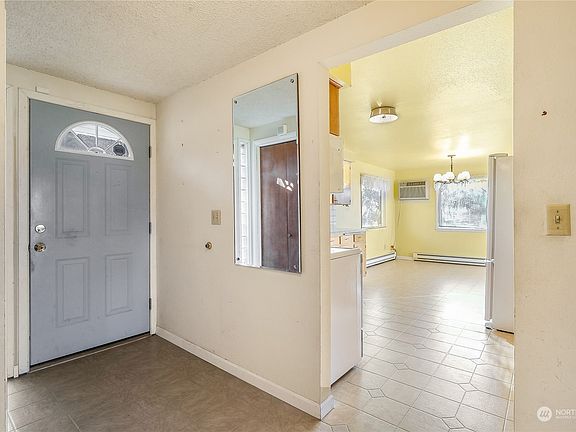 4th image of 8668 Hillcrest Drive NE