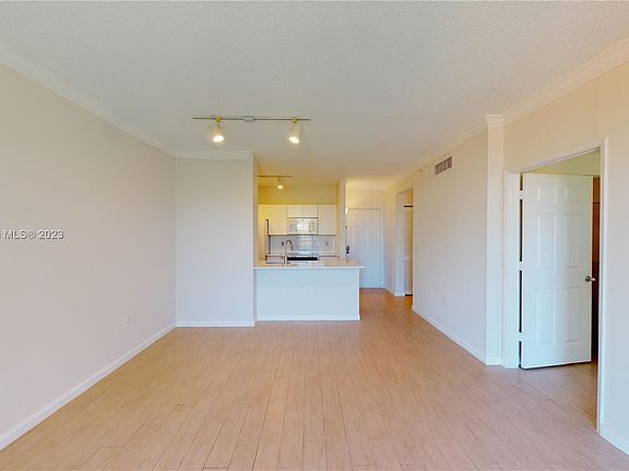4th image of 720 S Sapodilla Ave #514