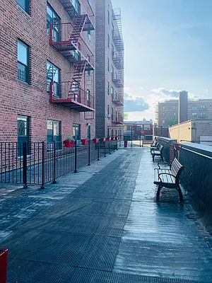 Sold by Real Direct | media 18