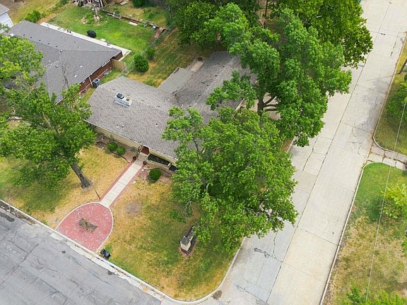 4th image of 1104 N Pinecrest St