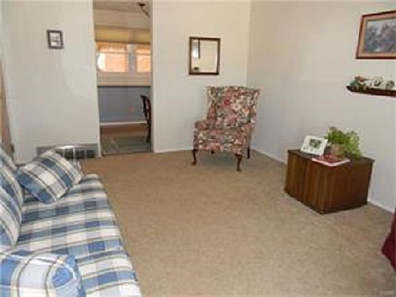4th image of 690 Granville Pl