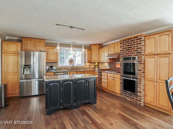 3rd image of 221 Cedar Ave