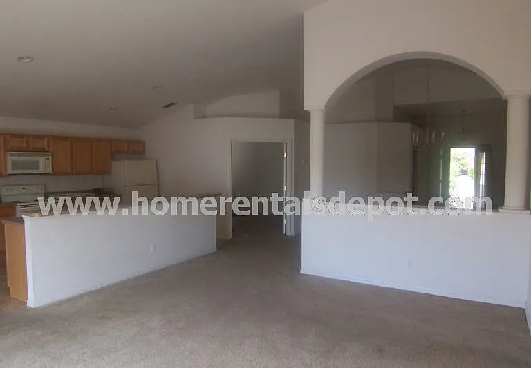 4604 Woodford Dr — Photo 5