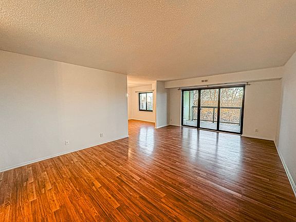3rd image of 309 Yoakum Pkwy APT 718