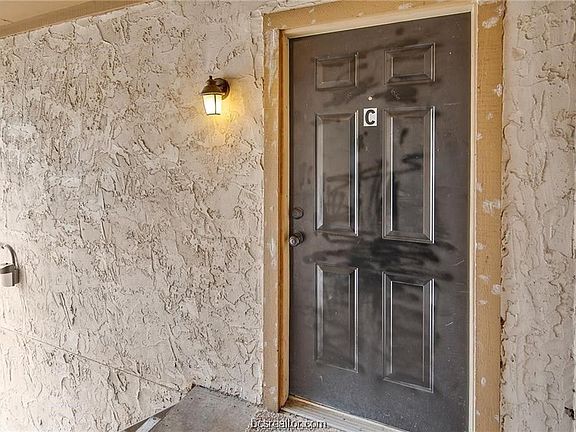 3rd image of 1601 Brentwood Dr APT C