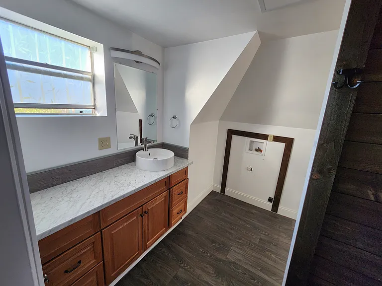 Bath w/ washer dryer hookups