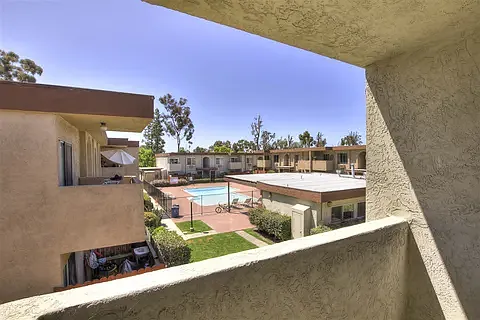 9522 Carroll Canyon Rd — Photo 2