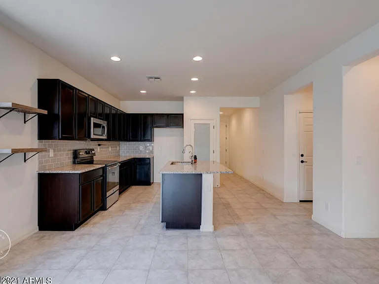7136 S 33rd Ave — Photo 4