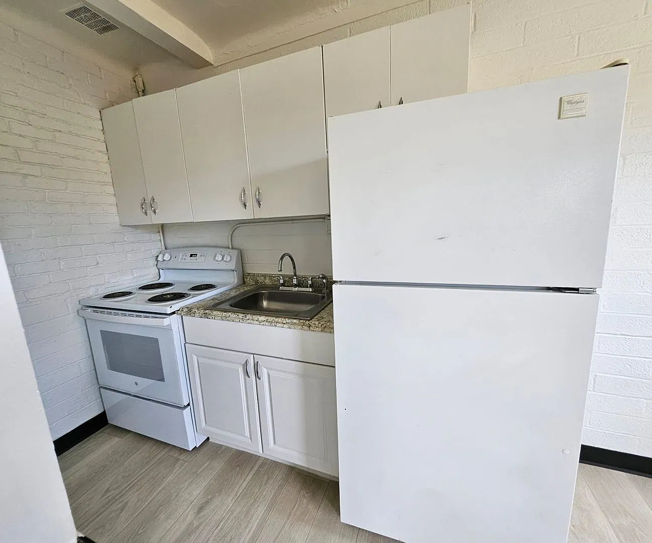 Imperial Corner Apartments -$299 Move-In Special! — Photo 4