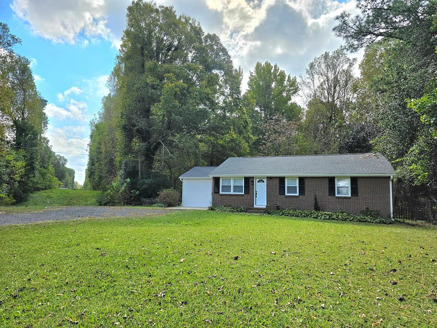 Fully renovated brick rancher located in Smithfield! — Photo 3