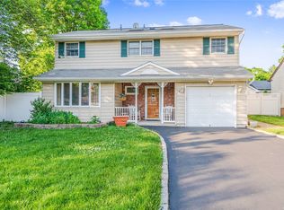 10 Bettina Ct, Huntington Station, NY 11746