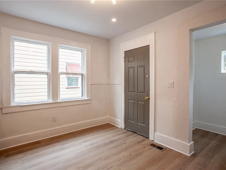 1786 Clifford Ave — Photo 6