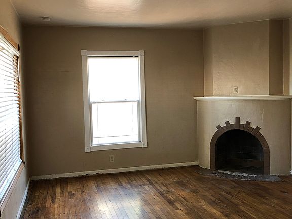 Formal living w/hardwood