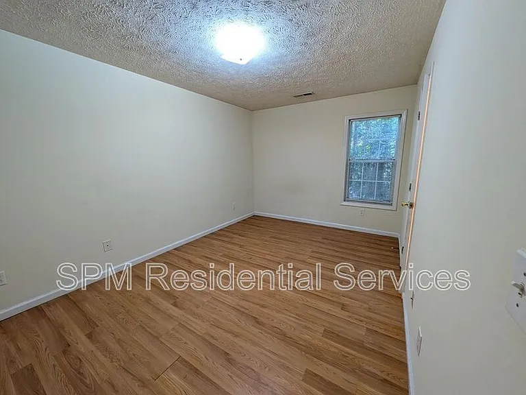 717 Varsity Dr — Photo 8