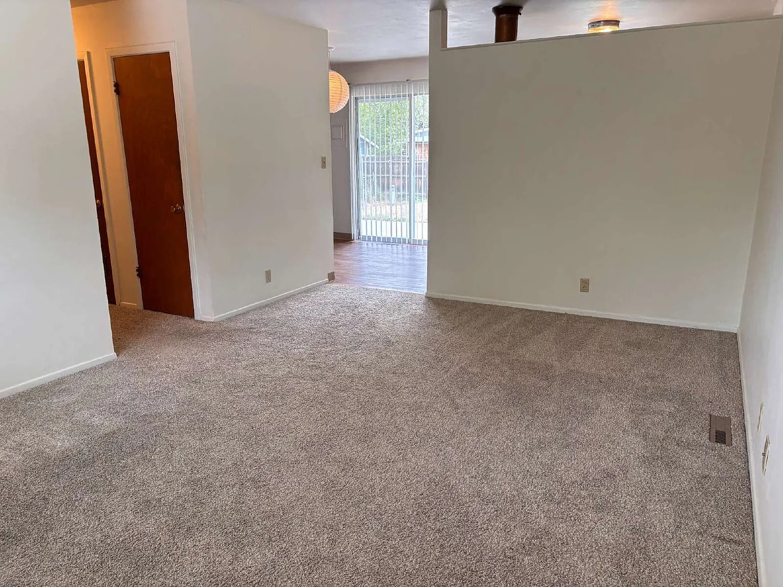 3 bed, 1.0 bath, 1000 sqft, $3,000 — Photo 2