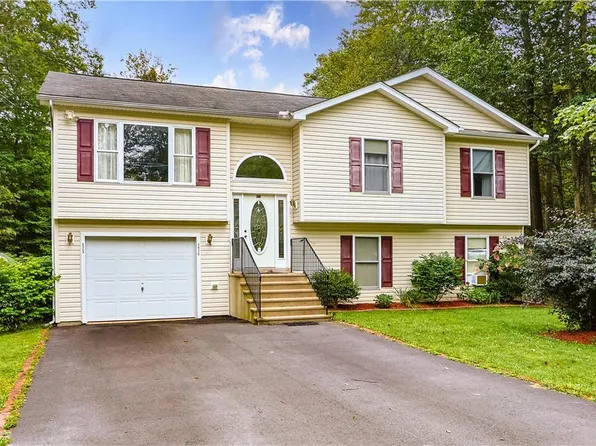 825 Trafalgar Rd, Tobyhanna, PA 18466