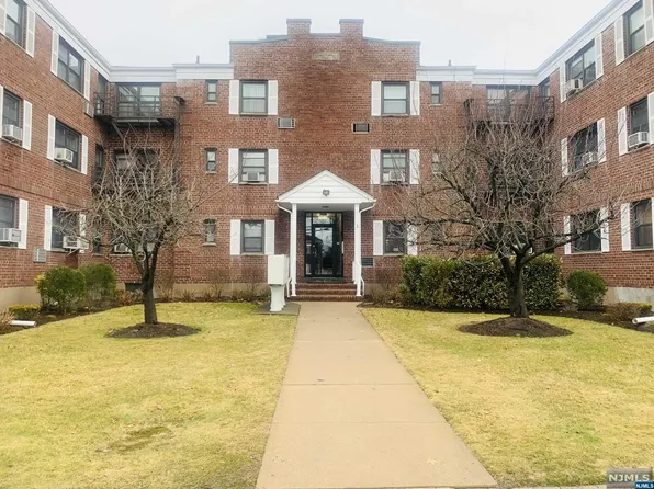 241 E Main St, Bergenfield, NJ 07621