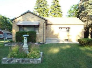 225 Mill Rd, Manitowoc, WI 54220