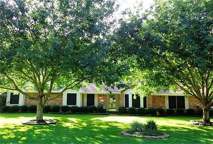 1st image of 327 Linden Ln