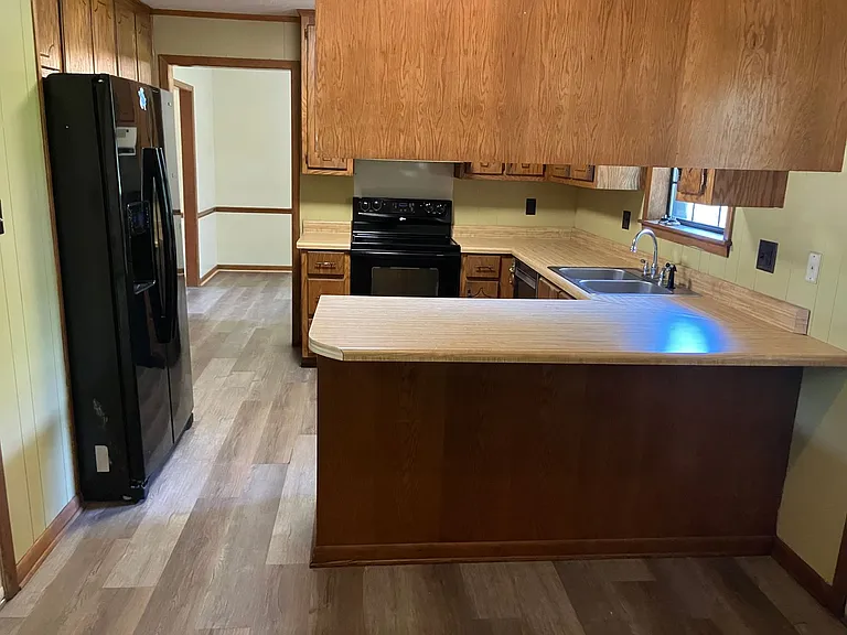 916 Elderberry St — Photo 4