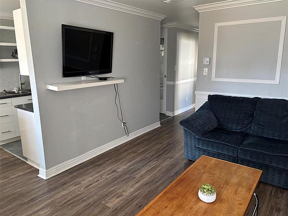 4th image of 300 Shorepointe Village St