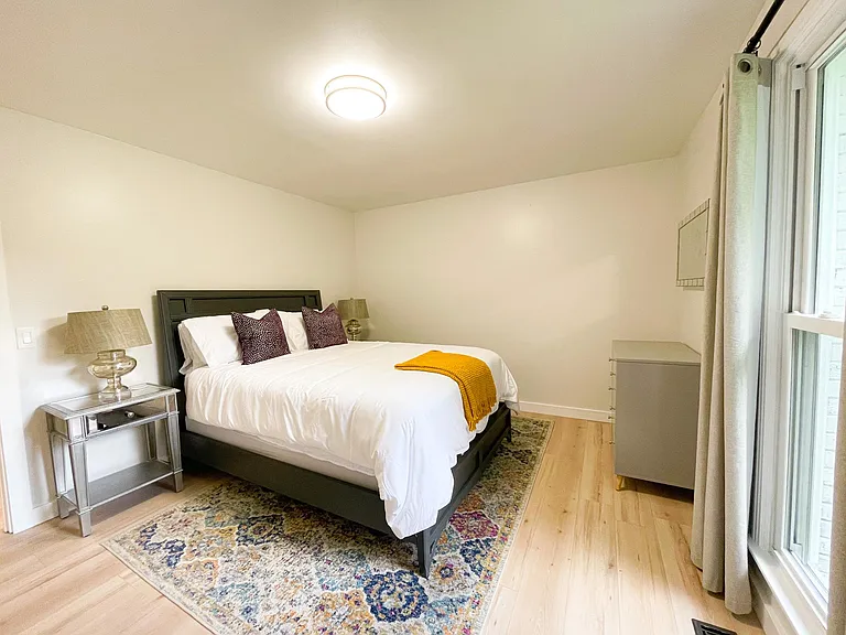 Room 1 - Queen Bed (New DreamCloud mattress)