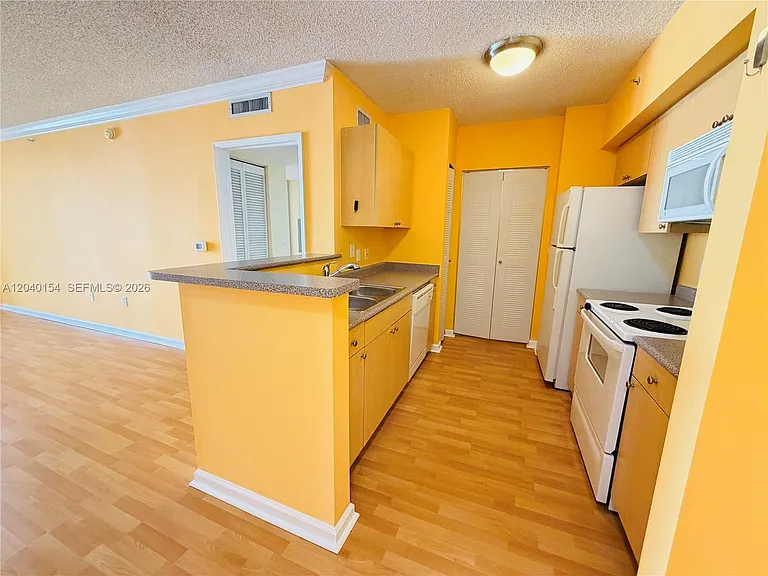 1919 Van Buren St #620A — Photo 10