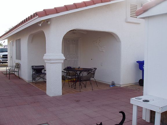 covered patio/entrance