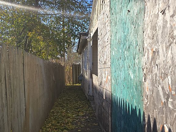 3rd image of 923 Oakland Rd NE